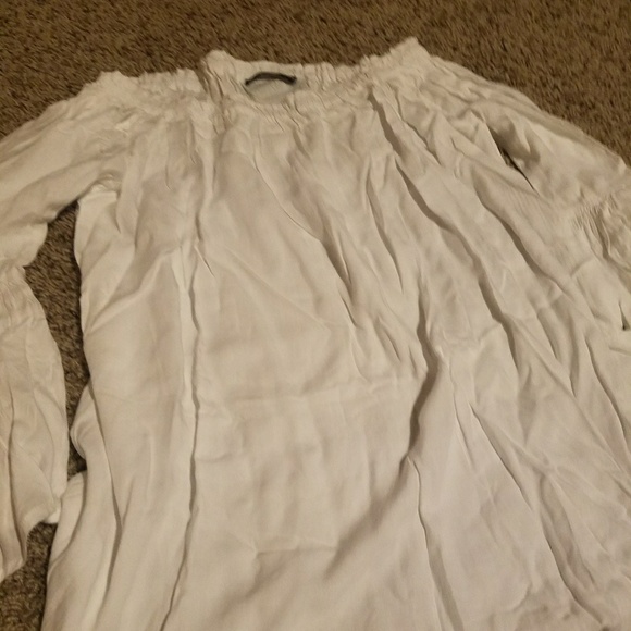 **LAST ONE!!** White Off the Shoulder Top - Picture 5 of 6